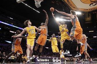 Los Angeles Lakers na pol poti