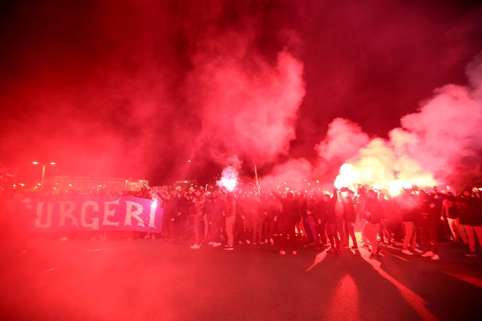 Tako so navijači zagrebškega Dinama pred praznim stadionom proslavljali čudežni preboj modrih v četrtfinale lige Europa. | Foto: Reuters