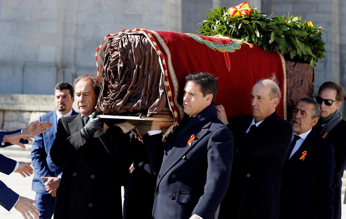 Prekop Francovih posmrtnih ostankov | Štirje Francovi sorodniki so krsto z njegovim balzamiranim truplom odnesli iz mavzoleja v vozilo, to jo je nato prepeljalo do helikopterja. | Foto Reuters