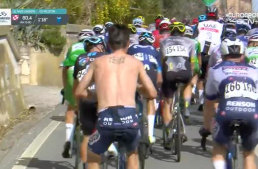 Alaphilippe med dirko snel čelado (in še kaj) in si prislužil kazen #video