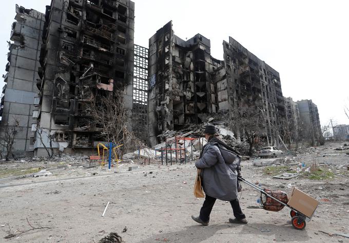 Mariupol, obkrožen z ruskimi silami, že tedne močno bombardirajo. | Foto: Reuters