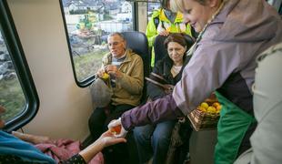 Zakaj so potniki na slovenskih vlakih prejeli jabolko in med?