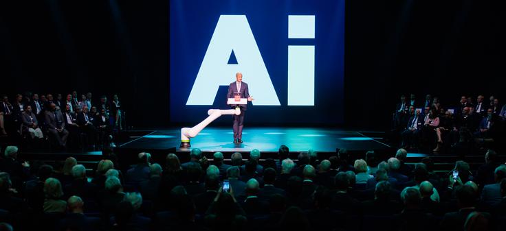 Siemens je eno od nemških podjetij, ki veliko vlaga v umetno inteligenco. Na fotografiji: direktor Siemensa Roland Busch na letošnjem industrijskem sejmu v Hannovru. | Foto: Guliverimage