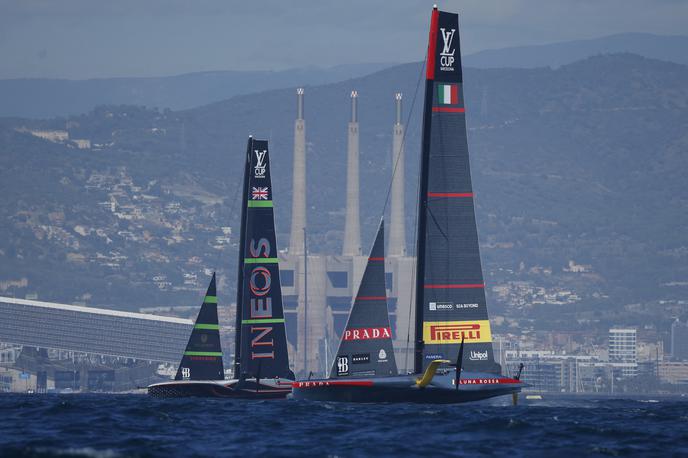 Luna Rossa, Ineos Britannia | Po štirih regatah pokala Louis Vuitton je izid izenačen na 2:2. | Foto Reuters