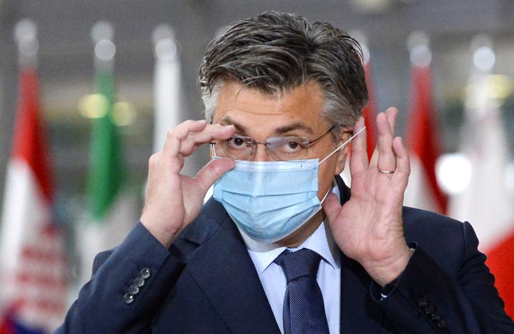 Hrvaški premier Andrej Plenković je napovedal, da bo hrvaška vlada v primeru upadanja števila novih okužb in hospitalizacij zaradi covid-19 lahko že kmalu obravnavala sproščanje omejevalnih ukrepov. | Foto: Reuters