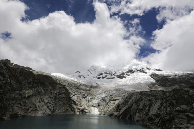 Zadnji večji incident na jezeru Palcacocha se je zgodil 31. maja lani, ko je v jezero padel del ledenika, ta pa je povzročil nastanek tri metre visokih valov, ki so uničili velik del infrastrukture, namenjene odvajanju vode iz jezera. Na fotografiji je sicer Laguna 513, še eno ledeniško jezero v gorovju Cordillera Blanca, ki je prav tako na seznamu mogočih groženj prebivalcem dolin pod Andi. | Foto: Reuters