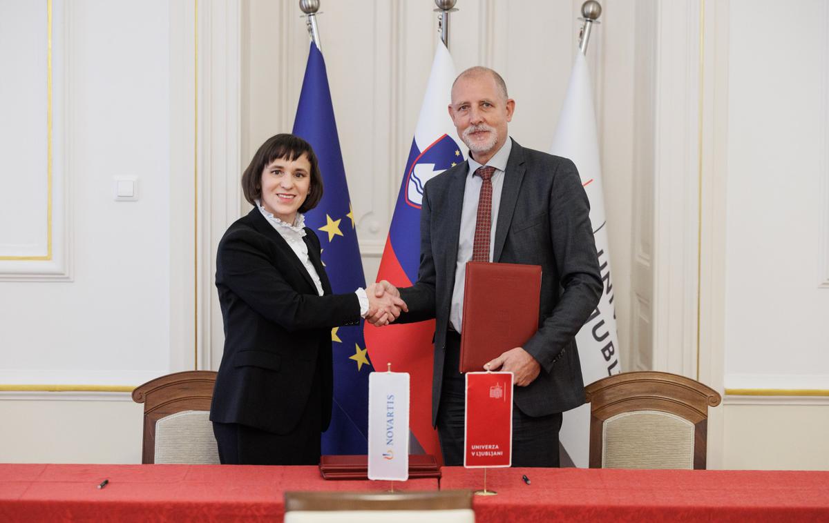 Generalna direktorica Novartisa Petra Štefanič Anderluh in rektor ljubljanske univerze Gregor Majdič. | Generalna direktorica Novartisa Petra Štefanič Anderluh in rektor ljubljanske univerze Gregor Majdič sta podpisala sporazum o strateškem sodelovanju.  | Foto STA