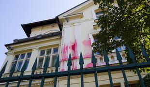 Neznanci v Ljubljani napadli nemško veleposlaništvo in ministrstvo za finance (foto)