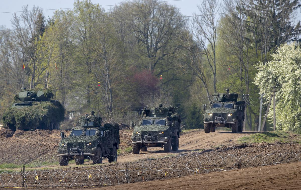Litva, vojska | Litva je bila v zadnjih treh letih večkrat tarča ruskih in celo beloruskih groženj. Na fotografiji skupna vojaška vaja litovskih in poljskih oboroženih sil v tako imenovanem Suwalskem koridorju, ozemlju na meji med Poljsko in Litvo, ki predstavlja najkrajši kopenski most med rusko enklavo Kaliningrad in Rusiji prijazno Belorusijo. | Foto Guliverimage