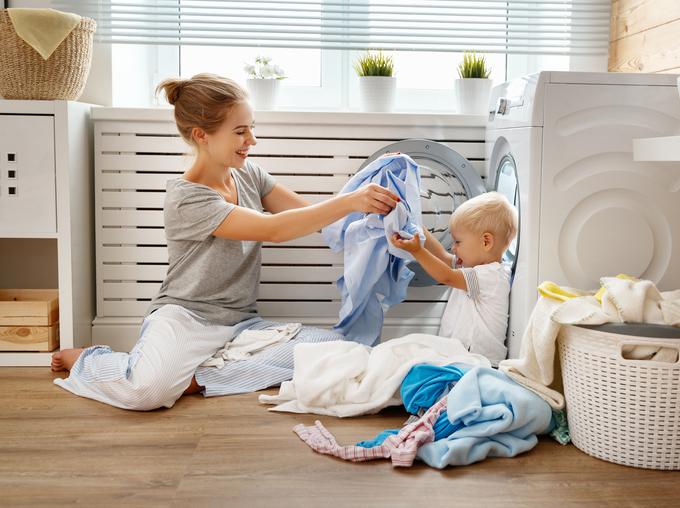 Že enoletni otrok lahko pomaga pri dajanju perila v stroj in iz stroja. | Foto: Getty Images