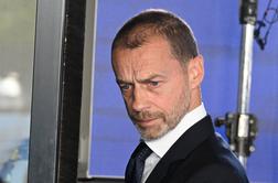 V živo: Koga bo okronal Aleksander Čeferin? Inter nastopa z žalnimi trakovi.