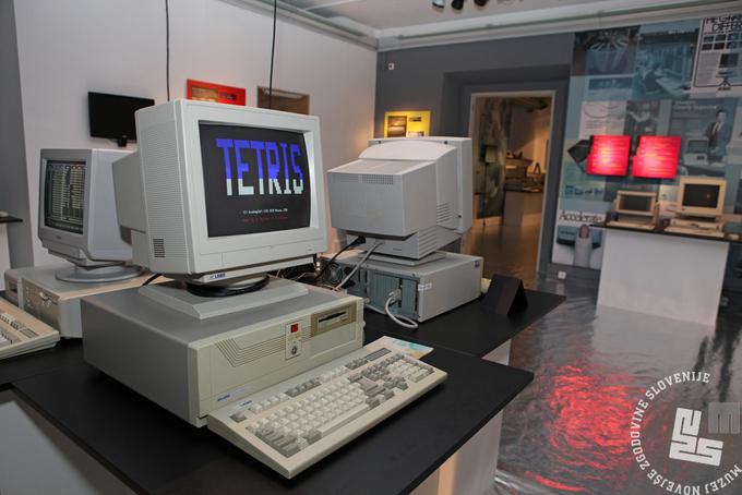 Gotovo ni uporabnika računalnika, ki se ne bi spomnil priljubljene igre tetris. Do leta 1985 je osebne računalnike poganjal Microsoftov operacijski sistem MS-DOS, od novembra 1985 pa je bilo že mogoče na računalnik z več manjših disket naložiti sistem Windows 1.0. (Foto: Arhiv Muzej novejše zgodovine Slovenije) | Foto: Muzej novejše zgodovine Slovenije