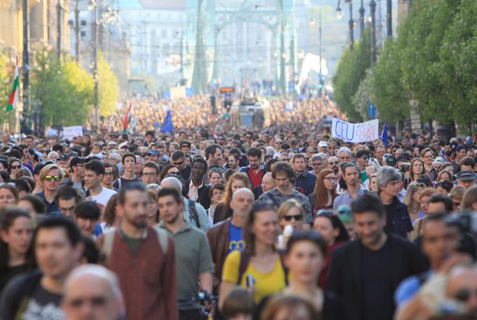 Na ulicah Budimpešte se je v nedeljo zvečer zbralo več tisoč ljudi, ki so protestirali v podporo zasebni ameriški Srednjeevropski univerzi (CEU). Po novem vladnem osnutku zakona CEU, ki jo je ustanovil na Madžarskem rojeni milijarder George Soros, ne bo več mogla delovati. Na univerzi se trenutno izobražuje 1.400 študentov iz 100 držav. Univerza, ki jo je Soros ustanovil leta 1992, se uvršča med 50 najboljših univerz s področja političnih znanosti in mednarodnih študij. | Foto: Reuters
