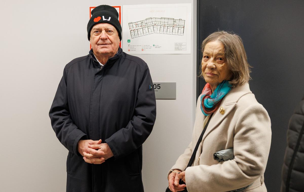 Oskrbovana stanovanja, Ljubljana Črnuče, Zoran Janković | Župan Zoran Janković je eni od najemnic predal ključe stanovanja. | Foto STA