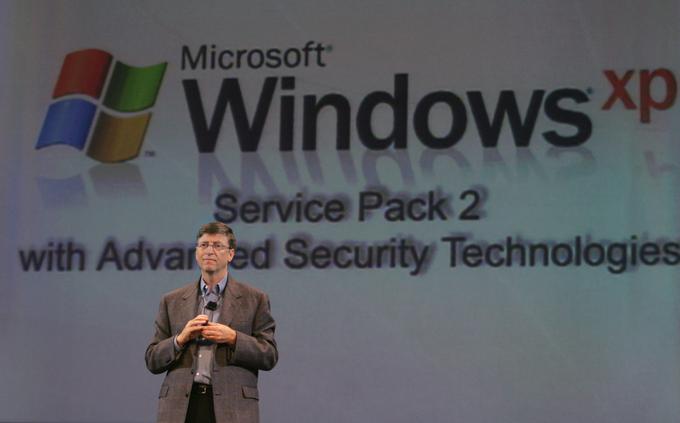 Bill Gates predstavlja paket posodobitev Service Pack 2 za Windows XP. Ta operacijski sistem je Microsoft v 13 letih nudenja podpore krpal več kot 700-krat, v najmanj polovici primerov je šlo za kritične varnostne luknje. | Foto: Reuters