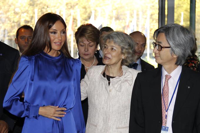 Generalna direktorica Unesca Irina Bokova (v sredini) je Alijevi ženi podelila Mozartovo medaljo. | Foto: Reuters
