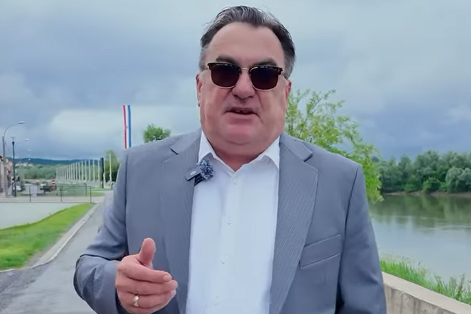 Đuro Anđelković | Župan Đuro Anđelković pravi, da vsi, ki pridejo v Davor, vidijo rezultate dela, da je občina zelo uspešna, da napreduje in da se razvija v pravo smer. Tako ni čudno, dodaja Anđelković, da je človek potem deležen določenih pohval in ugodnosti. | Foto posnetek zaslona/Facebook