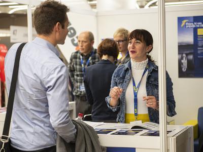 Vrzel na trgu dela izstopa v informacijski tehnologiji, strojništvu, prodaji in zdravstvu