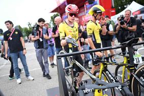 Neznani storilci ukradli več koles ekipe Visma | Lease a Bike, nekaj so jih pozneje našli v grmovju