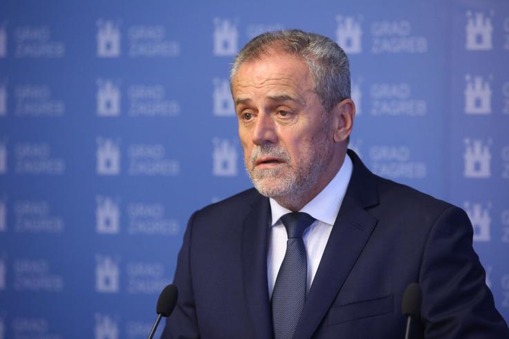 Zagrebški župan Milan Bandić ob izbruhu novega koronavirusa priporoča čiščenje rok s pepelom. | Foto: STA ,