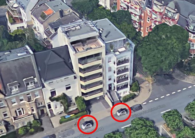 Oba smarta sta dobro vidna kot "stražarja" uvoza pred stanovanjskim poslopjem. | Foto: Google Street View