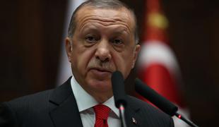 V Turčiji odpustili več kot 18.500 javnih uslužbencev, največ policistov
