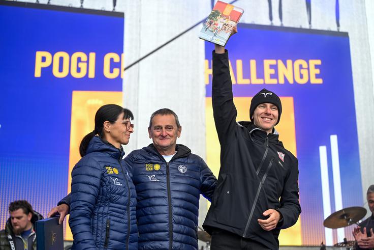 Pogačar s staršema, Marjeto in Mirkom Pogačarjem, ki sta bila izjemno pomemben del organizacije projekta Pogi challenge, S Klanca v klanc. | Foto: Nik Bertoncelj/Pogi Challenge