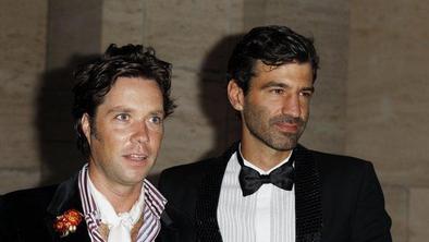 Poročil se je pevec Rufus Wainwright