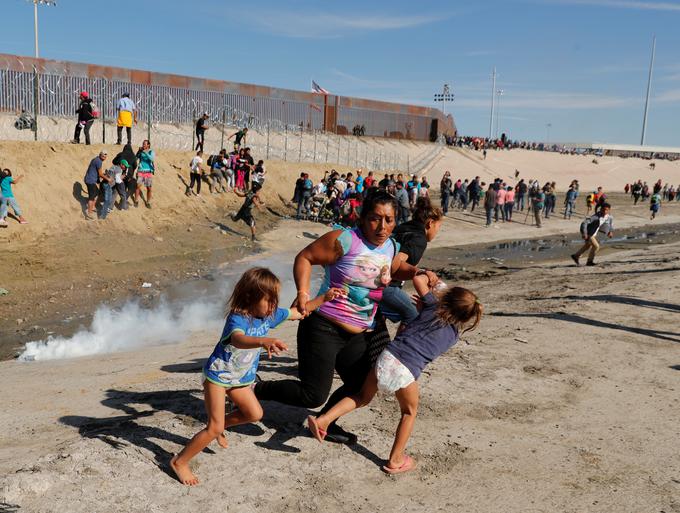 Ameriški agenti so migrante odgnali s solzivcem, ki ga je veter nesel tudi med ženske in otroke več sto metrov stran. | Foto: Reuters
