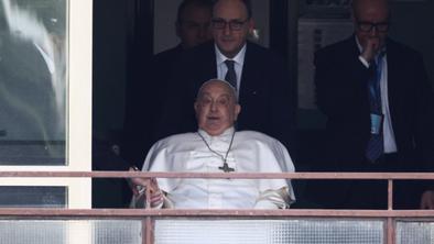 Papež ogovoril gospo z rumenim cvetjem in danes zapustil bolnišnico #video #foto