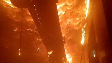 Gasilci so se morali umakniti iz gorečega nebotičnika #video #foto