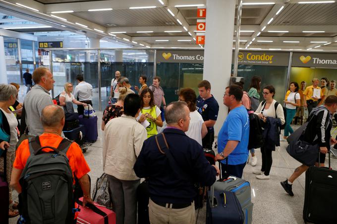 Dopustnikom, ki jih je prizadel stečaj potovalne agencije Thomas Cook, prostovoljno pomagajo zdaj že nekdanji zaposleni te pred več kot poldrugim stoletjem ustanovljene družbe, ki je bila 23. septembra prisiljena v stečaj. | Foto: Reuters