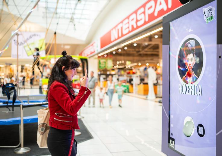 V svetlobno vitrino je vgrajena napredna umetna inteligenca, ki je bila predhodno izurjena za zaznavanje stilov oblačenja. | Foto: Spar