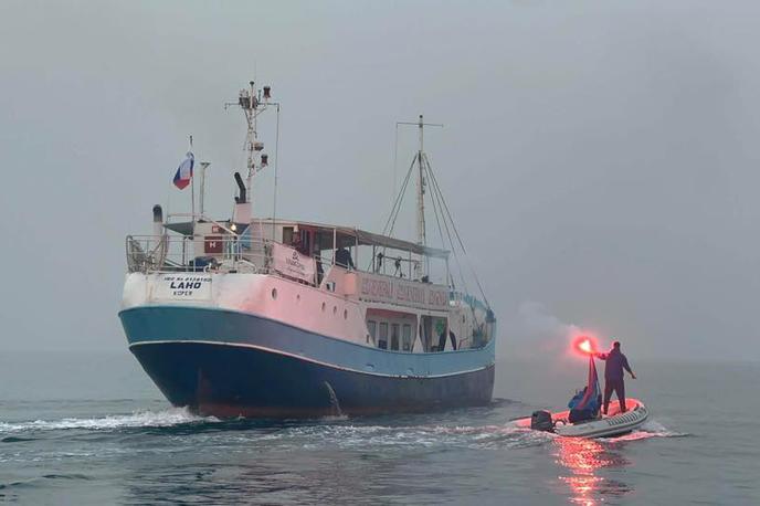 Ladja Laho | Znamenita ladja Laho je bila zgrajena leta 1903 in je nekoč služila kot vojaška ladja. V Slovenijo jo je pripeljal Viko Kveder in jo skupaj z ekipo preuredil v ladjo za prevoz potnikov. | Foto Facebook/Ladja LAHO - Adriatic Safari