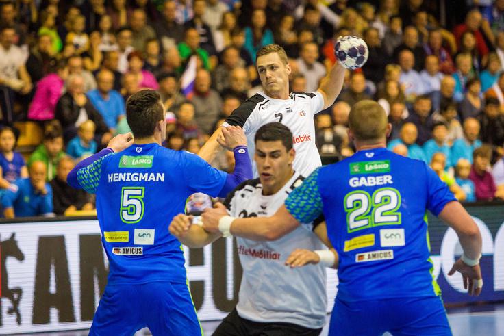 Slovenija se je v prvem polčasu mučila v napadu in izgubljala žoge, izkazala pa se ni niti v obrambi. | Foto: Žiga Zupan/Sportida