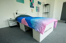 Kartonske antiseks postelje v olimpijski vasi burijo duhove #video