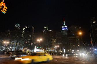 Empire State Building osvetljen v barvah Slovenije