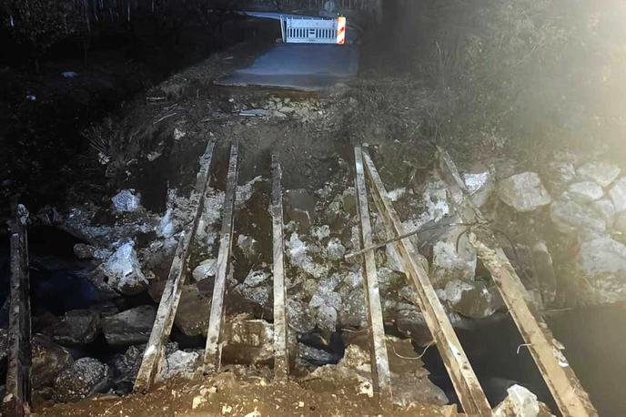 Goriška Brda, odstranjevanje posledic neurja | Pričakujejo, da bodo začasni most lahko postavili že v začetku prihodnjega tedna. | Foto Facebook/Občina Brda