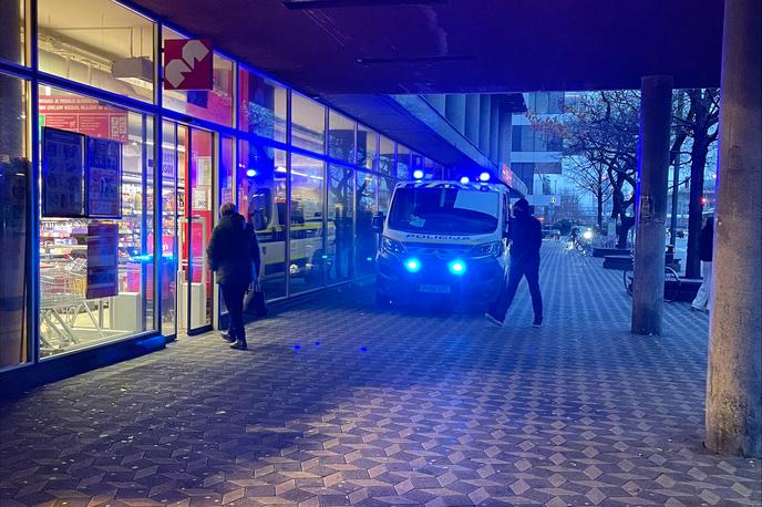 incident, policija, Bavarski dvor | Neznani kršitelj je razgrajal in kršil javni red in mir v eni izmed trgovin na Slovenski cesti. | Foto Siol.net