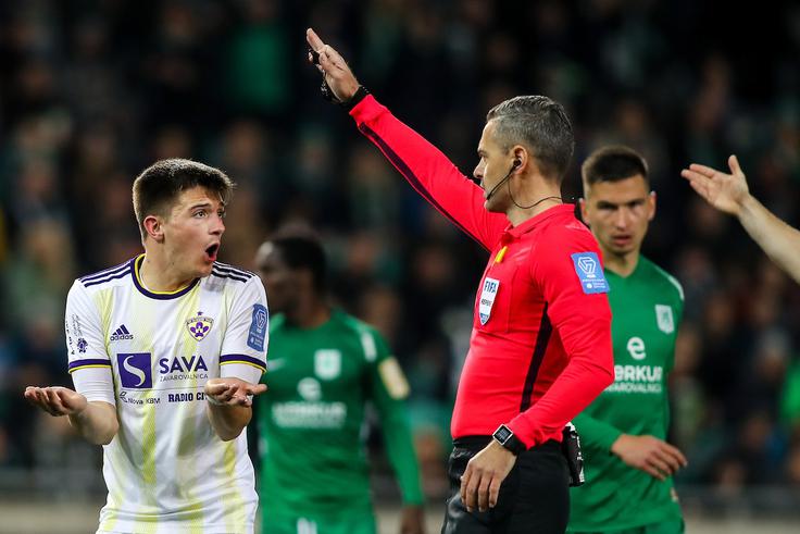 V prihodnji sezoni Prve lige Telekom Slovenije bo vsako igranje roke v kazenskem prostoru nad višino rame kaznovano s strelom z bele točke. | Foto: Matic Klanšek Velej/Sportida
