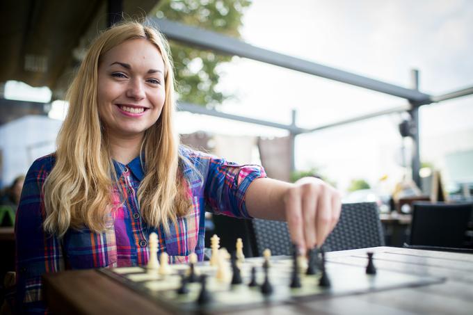 Med vsemi šahovskimi figurami ima plavolasa šahistka najraje kraljico, saj je "najmočnejša, najbolj pogumna, premakne se lahko kamorkoli". | Foto: Vid Ponikvar