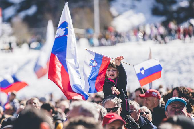 V četrtek v dolini pod Poncami ni manjkalo slovenskih zastav. | Foto: Grega Valančič/Sportida