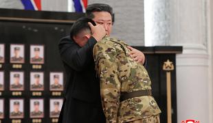 Čustveni Kim Džong Un tolažil objokane vojake: Srce se mi para