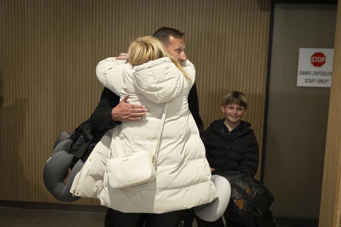 Prihod potnikov iz Omana. | Čustveni prizori na Brniku ob prihodu prve skupine evakuiranih Slovencev | Foto Bojan Puhek