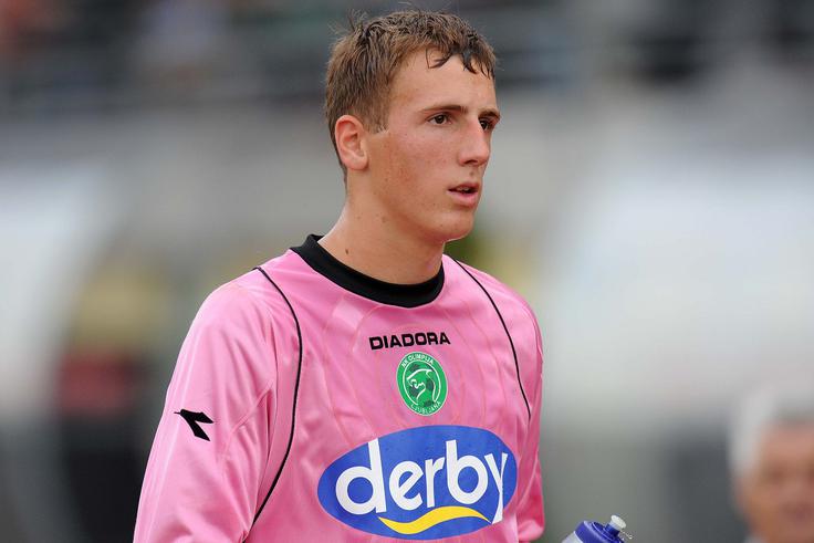 V prvoligaški sezoni 2009/10 je branil na 33 tekmah. Na uvodni tekmi sezone proti Interblocku je ostal na klopi. Takrat je branil Damir Botonjić, že v drugem krogu pa ga je trener Branko Oblak poslal v ogenj na gostovanju v Novi Gorici. Tako je 27. julij 2009 debitiral v 1. SNL. Star je bil le 16 let in pol, Olimpija je zmagala z 2:1, za zmaje pa sta zadela v polno izkušena napadalca Senad Tiganj in Sebastjan Cimirotič. | Foto: Saša Pahić Szabo