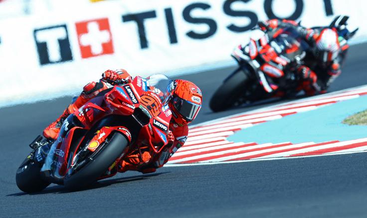 Marc Marquez je ciljno črto prečkal več sekund pred tekmeci za deseto klasično zmago v sezoni in sedmo zaporedno. | Foto: Reuters