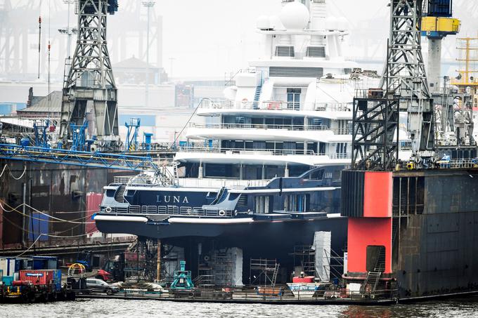 V ladjedelnici v Hamburgu mu gradijo 115 metrov dolgo jahto Luna. | Foto: Reuters