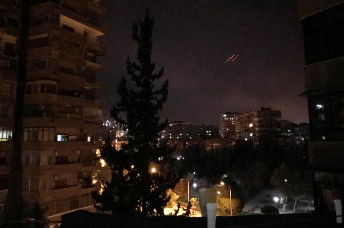 V napadih po do zdaj znanih informacijah ni bila zadeta nobena ruska tarča v Siriji. Na fotografiji so vidni izstrelki protiletalskega orožja nad Damaskom.  | Foto: Reuters