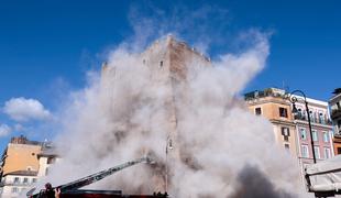 V porušenju dela srednjeveškega stolpa v Rimu več poškodovanih
