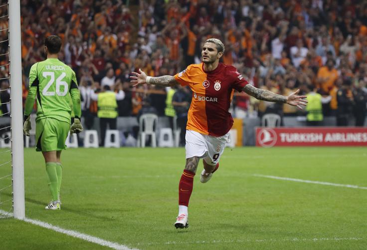 Mauro Icardi je z vselej tvegano panenko zadel z bele točke in izenačil na 1:1. | Foto: Reuters